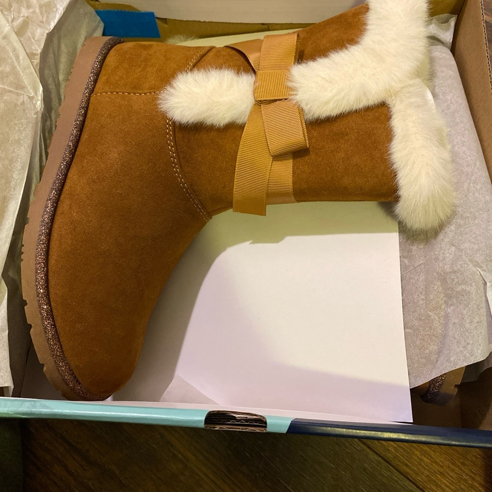 Magellan Outdoors Tan Boots with Faux Fur and Bow - Picture 7 of 8